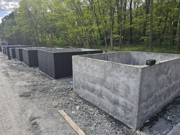 Plac produkcyjny z szambami betonowymi Tczew gotowymi do transportu