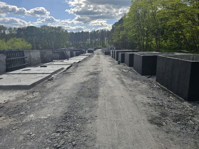 Plac z gotowymi szambami betonowymi Tczew w różnych rozmiarach